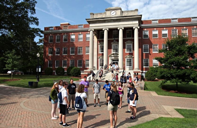 How to Choose the Right College in the USA: A Step-by-Step Guide